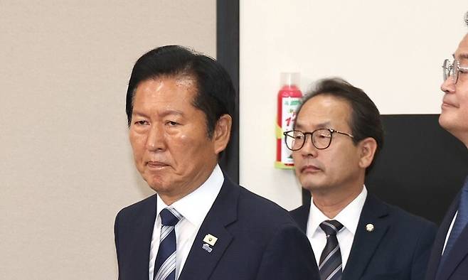 정청래 더불어민주당 대표가 4일 국회에서 6·3지방선거 결과 관련 기자회견을 하기 위해 회의실로 들어오고 있다. 윤운식 선임기자 yws@hani.co.kr