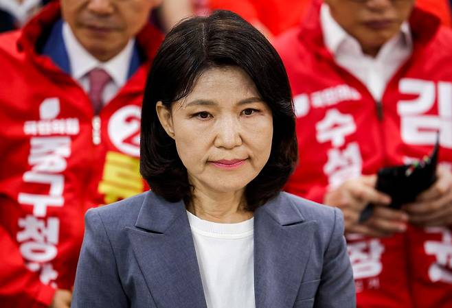 이진숙 국민의힘 대구 달성군 국회의원 당선자가 3일 대구 수성구 국민의힘 대구광역시당에 마련된 개표 상황실에서 지상파 방송3사 출구조사 결과를 지켜보고 있다. 대구=뉴시스