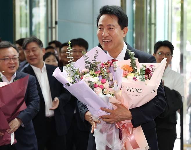 오세훈 서울특별시장 당선자가 4일 서울시청에서 직원들에게 꽃다발을 받고 있다. 뉴시스