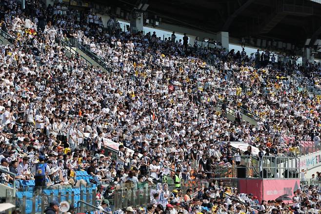  어린이날인 5일 KBO 프로야구 두산 베어스와 LG 트윈스의 경기가 열린 서울 잠실야구장에서 관중들이 응원하고 있다. 2026.5.5 [연합뉴스]