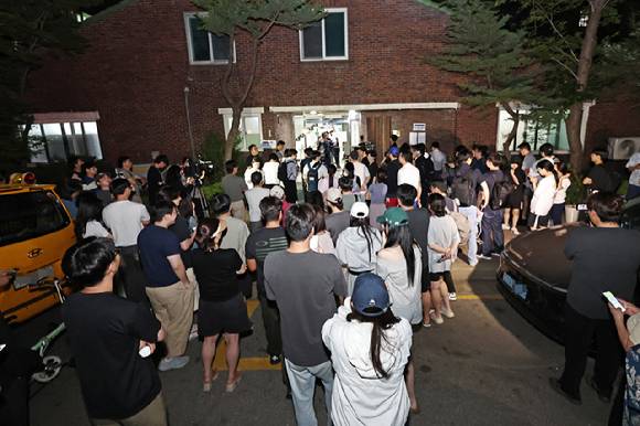 제9회 전국동시지방선거 본 투표일인 3일 투표용지 부족 사태가 발생한 가운데 서울 송파구 잠실7동 제2투표소에서 투표함 반출을 둘러싼 대치가 이어지고 있다. [사진=연합뉴스]