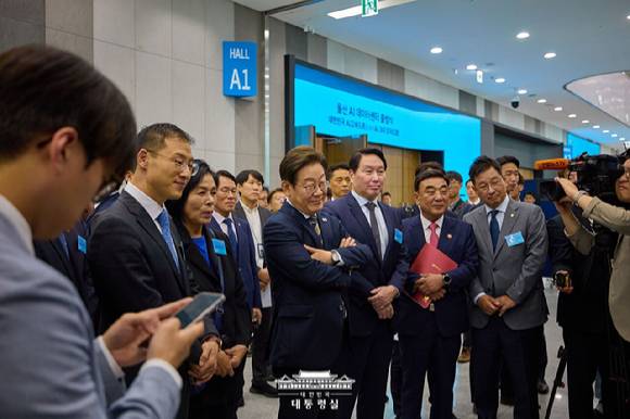 이재명 대통령이 20일 울산 울주군 울산전시컨벤션센터에서 열린 인공지능(AI) 글로벌 협력 기업 간담회 뒤 AI 제품·서비스 시연을 참관하고 있다. [사진=대통령실]