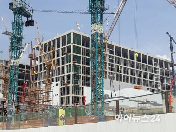 SK하이닉스 용인 반도체 클러스터 1기 팹 공사 현장. 2일 경기 용인시 처인구 원삼면 현장에서는 타워크레인 수십 대가 동시에 가동되며 골조 공사가 한창이었다. [사진=권서아 기자]