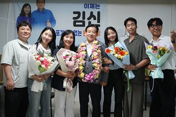 무소속 김신 후보가 가족들과 함께  포즈를 취하고 있다. [사진=김신캠프]