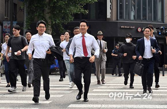 국민의힘 오세훈 서울시장 후보가 제9회 전국동시지방선거일 다음날인 4일 서울 종로구 대왕빌딩에 마련된 선거사무소에서 입장을 밝힌 뒤 서울시청으로 향하고 있다. [사진=곽영래 기자]
