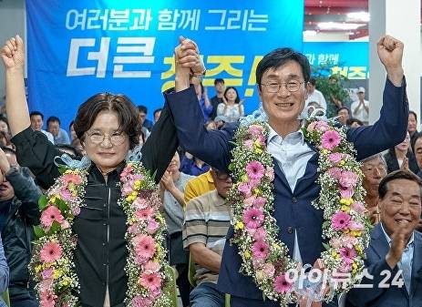 6·3 청주시장 선거 결과 당선이 확실시 되고 있는 더불어민주당 이장섭(오른쪽) 후보가 4일 선거사무소에서 부인 최영순 여사와 세러머니를 하고 있다. 2026. 06. 03. [사진=아이뉴스24 DB]