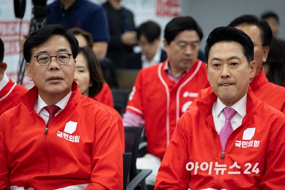장동혁 국민의힘 상임선거대책위원장과 송언석 공동선대위원장 등 공동선대위원장들이 3일 여의도 당사에 마련된 국민의힘 개표 상황실에서 제9회 전국동시지방선거 및 6.3 국회의원 재보궐선거 방송사 출구조사 결과를 보고 있다. 2026.06.03 [사진=국회사진취재단]
