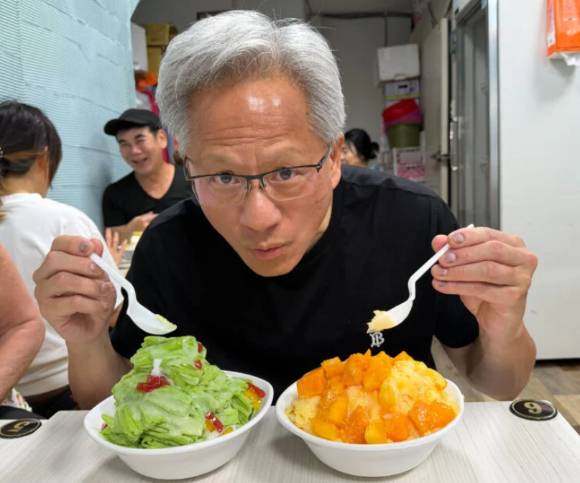 젠슨 황 엔비디아 CEO가 대만의 한 빙수 집에서 빙수를 먹고 있다. [사진=X 갈무리 ]