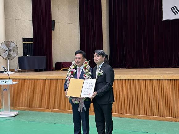 전진선 양평군수 당선인이 당선증을 교부 받고 기념 촬영을 하고 있다. [사진=전진선 양평군수 후보 캠프]