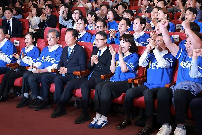 더불어민주당 정청래 총괄상임선거대책위원장과 한병도 공동상임선대위원장, 이시종 공동상임선대위원장이 3일 국회 의원회관에 마련한 제9회 전국동시지방선거·국회의원 재보궐선거 개표상황실에서 출구조사 결과를 보고 있다. 임현동 기자