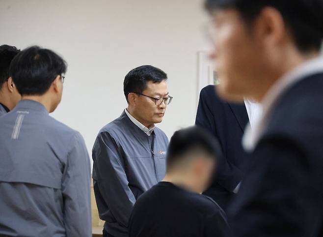 한화에어로스페이스 대전사업장 폭발 사고 희생자 5명의 신원확인과 인도가 완료된 3일 오전 손재일 한화에어로스페이스 대표가 대전 유성구의 한 병원 장례식장에서 유가족들을 만나고 있다. 희생자들을 기리기 위한 합동분향소는 유성구청에 설치하고 5일 오전 9시부터 운영한다. [연합뉴스]