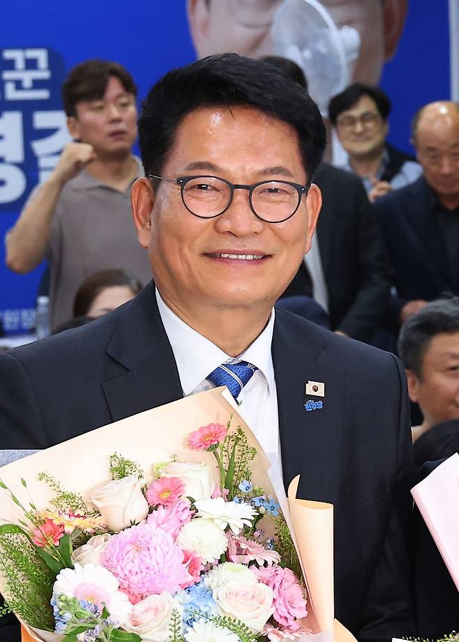 송영길 더불어민주당 인천 연수갑 국회의원 보궐선거 후보가 4일 오전 당선이 유력시되자 축하를 받고 있다. [연합뉴스]