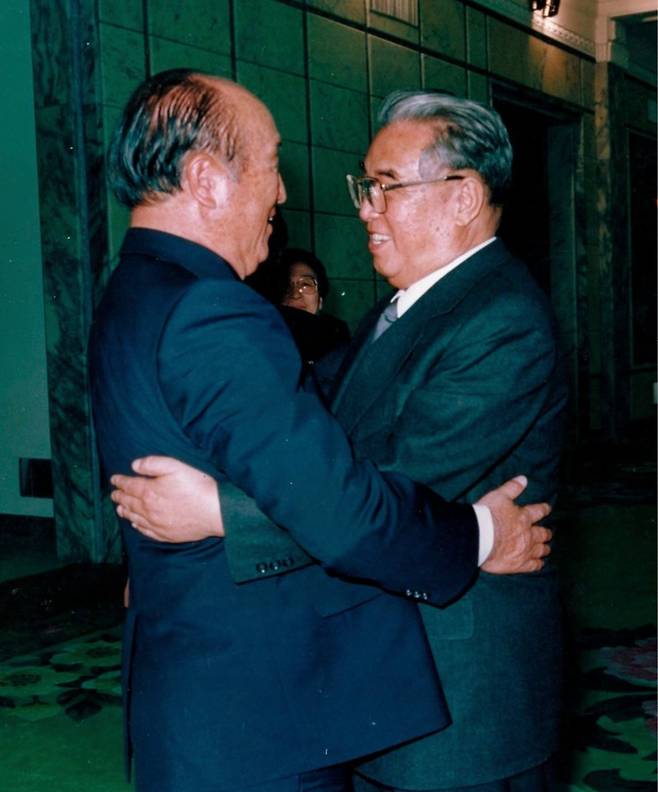 1991년 12월 평양을 방문한 문선명(왼쪽) 통일교 교주를 김일성(오른쪽)이 포옹하며 환영하고 있다. 코리안 메시아 캡처