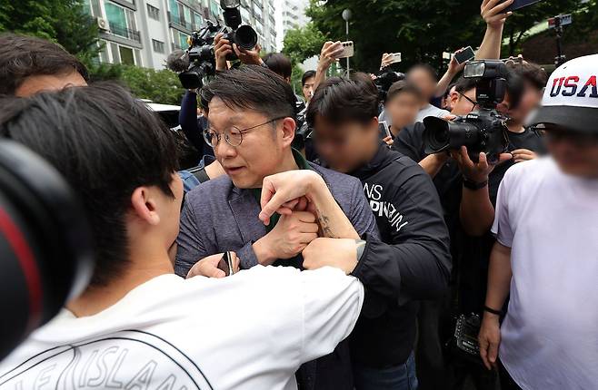 김범진 서울시선거관리위원회 사무처장이 4일 오전 제9회 전국동시 지방선거 투표용지 부족 사태를 겪은 서울 송파구 잠실7동 제2투표소 앞에서 부정선거를 외치는 일부 시민들에게 항의받고 있다. 뉴시스