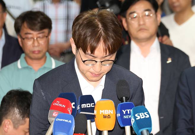 ▲ 더불어민주당 하정우 부산 북갑 국회의원 보궐선거 후보가 4일 부산 북구 선거사무소에서 패배를 인정하는 입장을 밝힌 뒤 지지자들에게 인사하고 있다. 2026.6.4 연합뉴스