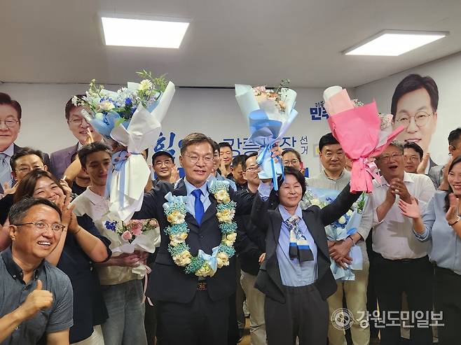 ▲ 더불어민주당 김중남 당선인이 4일 선거사무소에서 지지들과 꽃다발을 들고 당선 축하 환호를 하고 있다. 이연제 기자