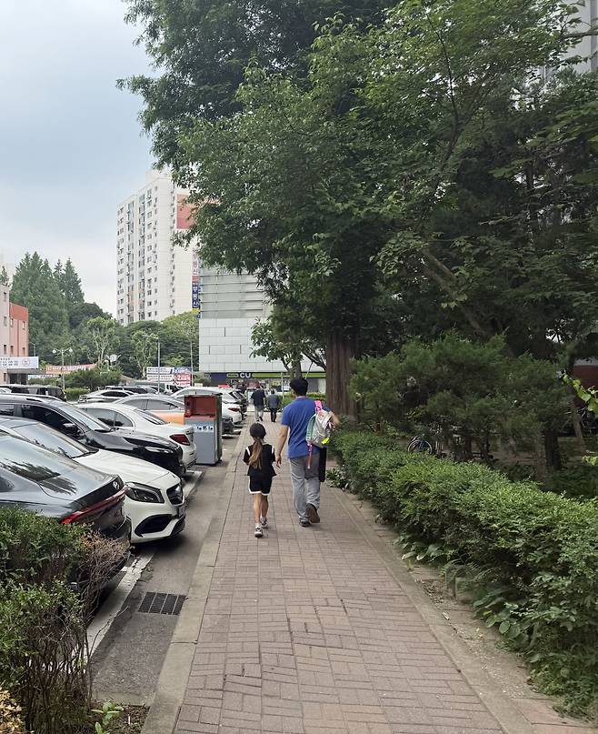 4일 투표 용지 부족 사태 규탄 시위가 열리고 있는 곳 바로 옆으로 아파트 입주민들이 지나가고 있다. 최영총 기자