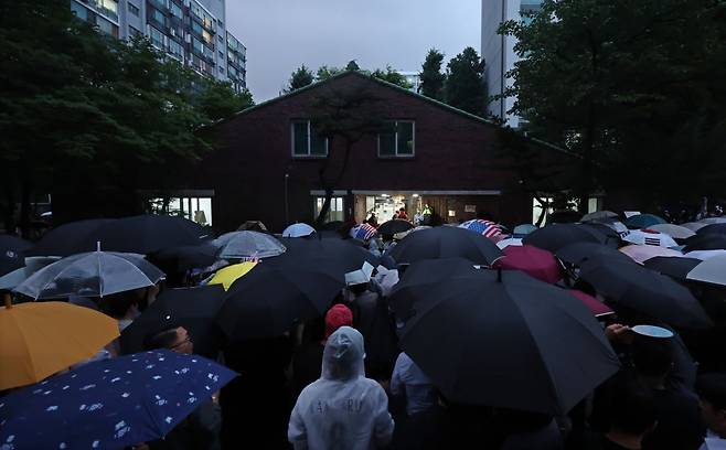 4일 제9회 전국동시지방선거 및 국회의원 재·보궐선거 투표용지 부족으로 투표 시간이 오후 10시까지 연장됐던 서울 송파구 잠실7동 제2투표소 앞에서 투표함 반출에 반대하는 시민들이 모여 구호를 외치고 있다. 사진=연합뉴스