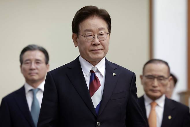 이재명 대통령이 4일 청와대에서 열린 수석보좌관회의에 입장하고 있다. 연합뉴스
