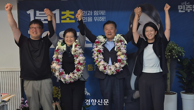 오은초 당선인(맨 오른쪽)과 아버지(왼쪽에서 세번째)가 함께 환호하고 있다. 오은초 당선인 캠프 제공