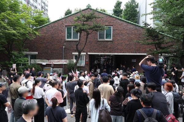 전날 제9회 전국동시지방선거 및 국회의원 재·보궐선거 투표용지 부족으로 투표 시간이 오후 10시까지 연장됐던 서울 송파구 잠실7동 제2투표소 앞에서 4일 투표함 반출에 반대하는 시민들이 모여 시위를 벌이고 있다. 연합뉴스