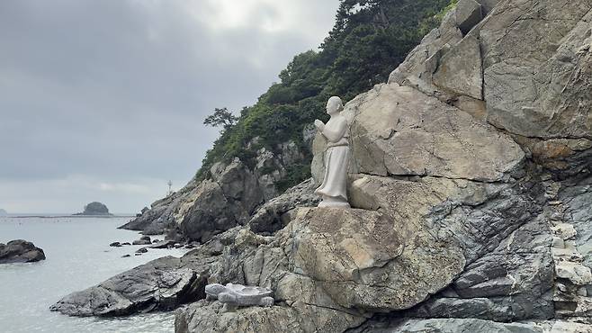 Dang Grandma perched atop a stone [WOO JI-WON]