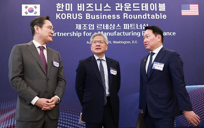 이재용 삼성전자 회장과 최태원 대한상공회의소 회장 겸 SK그룹 회장이 2025년 8월25일(현지시간) 미국 워싱턴DC 윌라드 호텔에서 열린 한미 비즈니스 라운드 테이블 리셉션에서 젠슨 황 엔비디아 최고경영자(CEO)와 대화하고 있다. 연합뉴스