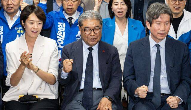 고민정(앞줄 왼쪽) 더불어민주당 의원과 이재정(가운데) 전 경기도 교육감, 이인영 민주당 의원 등이 3일 오후 중구에 마련된 정원오 민주당 서울시장 후보 선거상황실에서 방송사 출구조사 결과를 지켜보고 있다. 최현규 기자