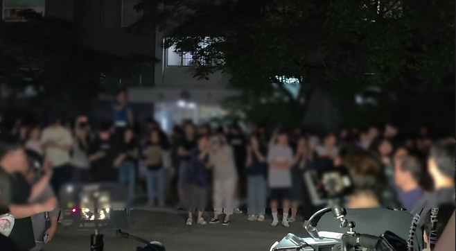 3일 오후 10시30분 서울 송파구 잠실7동 제2투표소 앞에 시민들과 유튜버 등이 몰려 '개표 무효'를 외치고 있는 모습. 김다연 기자
