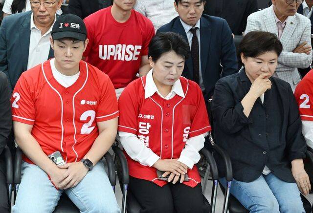 오세훈 국민의힘 서울시장 후보 선거대책위원회 관계자들이 3일 오후 종로구에 마련된 선거사무소에서 방송사 출구조사 결과를 확인한 뒤 굳은 표정을 짓고 있다. 왼쪽부터 김재섭·윤희숙 공동선대위원장, 조은희 총괄선대본부장. 이한형 기자