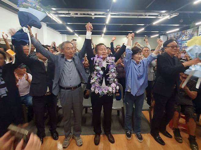김태성 조국혁신당 신안군수 후보가 4일 선거사무소에 당선이 사실상 확정되자 지지자들과 환호하고 있다. 뉴시스