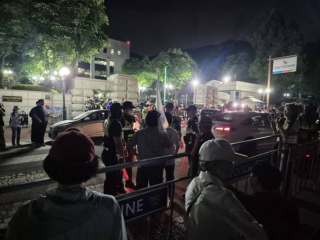 3일 오후 중앙선거관리위원회 인근에서 진행된 집회에서 참여자와 경찰이 마찰을 빚고 있다. 김도균기자