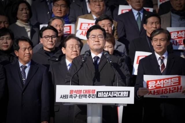 박찬대 인천시장 당선인이 지난 2024년 12월4일 대통령 탄핵 추진 비상시국대회에서 더불어민주당 원내대표로서 발언을 하고 있다. 당찬캠프 제공