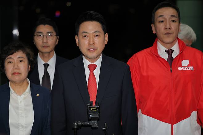 장동혁 국민의힘 상임선거대책위원장이 6·3 지방선거 본투표일인 3일 투표용지 부족 사태와 관련해 경기 과천 중앙선관위를 항의 방문하고 있다. [연합뉴스]