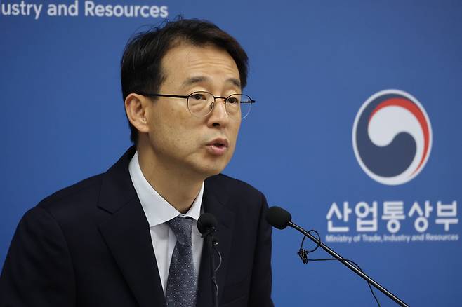 강감찬 산업통상부 무역투자실장이 1일 세종시 정부세종청사에서 5월 수출입 동향을 발표하고 있다. 발표에 따르면 5월 수출은 반도체 호황에 힘입어 877억5천만달러를 기록하며 월간 기준 역대 최대 기록을 새로 썼다. [연합뉴스]