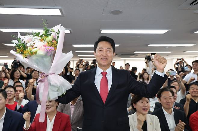 국민의힘 오세훈 서울시장 후보가 제9회 전국동시지방선거일 다음날인 4일 서울 종로구 대왕빌딩에 마련된 선거사무소에서 입장을 밝힌 뒤 기뻐하고 있다. [연합뉴스]