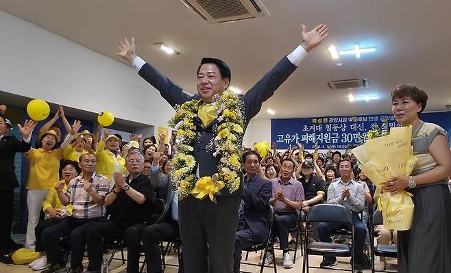 박성현 광양시장 당선인이 당선 축하를 받고 있다. [박성현 선거캠프]