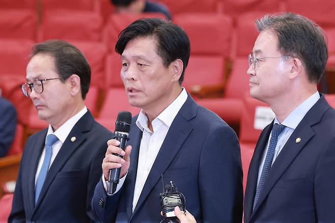 조승래 더불어민주당 총괄선거대책본부장이 3일 국회 의원회관에 마련한 제9회 전국동시지방선거·국회의원 재보궐선거 개표상황실에서 투표용지 부족 사태, 국민의힘의 서울 선거 개표 중단 요구 등 현안에 대해 입장을 밝히고 있다. [연합뉴스]