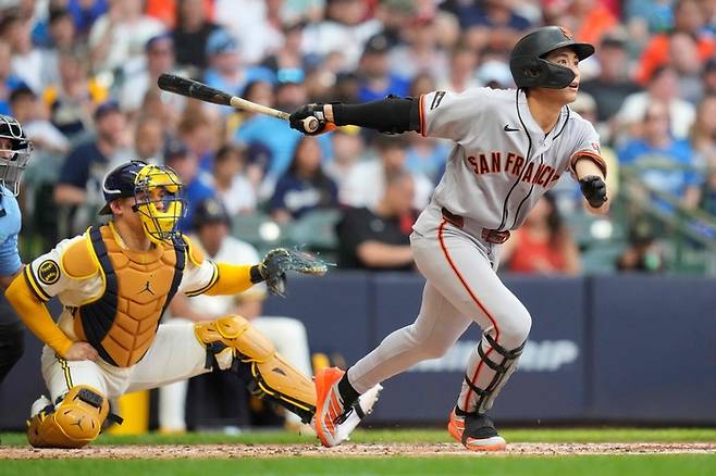 샌프란시스코의 이정후가 4일 열린 MLB 정규리그 밀워키와 원정 경기에서 4회초 안타를 때려내고 있다. AFP연합뉴스