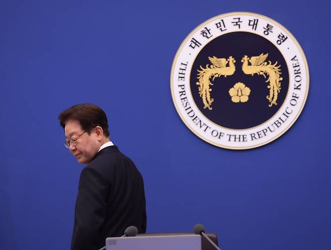 이재명 대통령이 4일 청와대에서 열린 수석보좌관회의에서 국민의례를 마친 뒤 돌아서고 있다. 2026.6.4. 청와대사진기자단 김호영기자