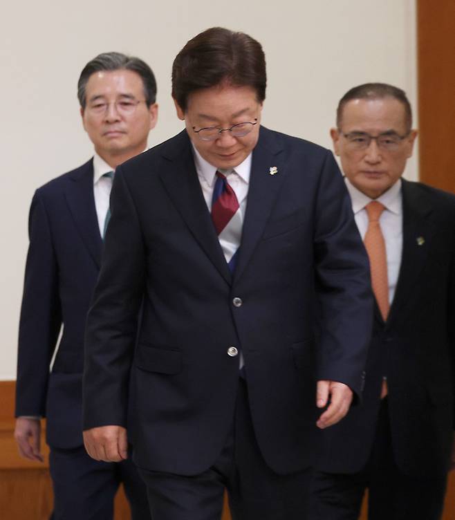 이재명 대통령이 4일 청와대에서 열린 수석보좌관회의에 입장하고 있다. 2026.6.4. 청와대사진기자단 김호영기자