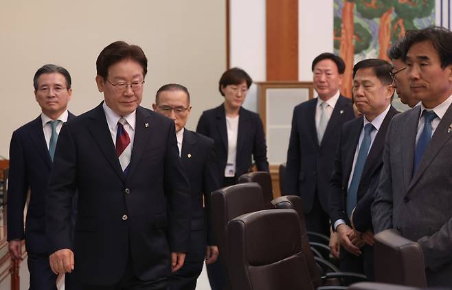 이재명 대통령이 4일 청와대에서 열린 수석보좌관회의에 입장하고 있다. 2026.6.4. 청와대사진기자단 김호영기자