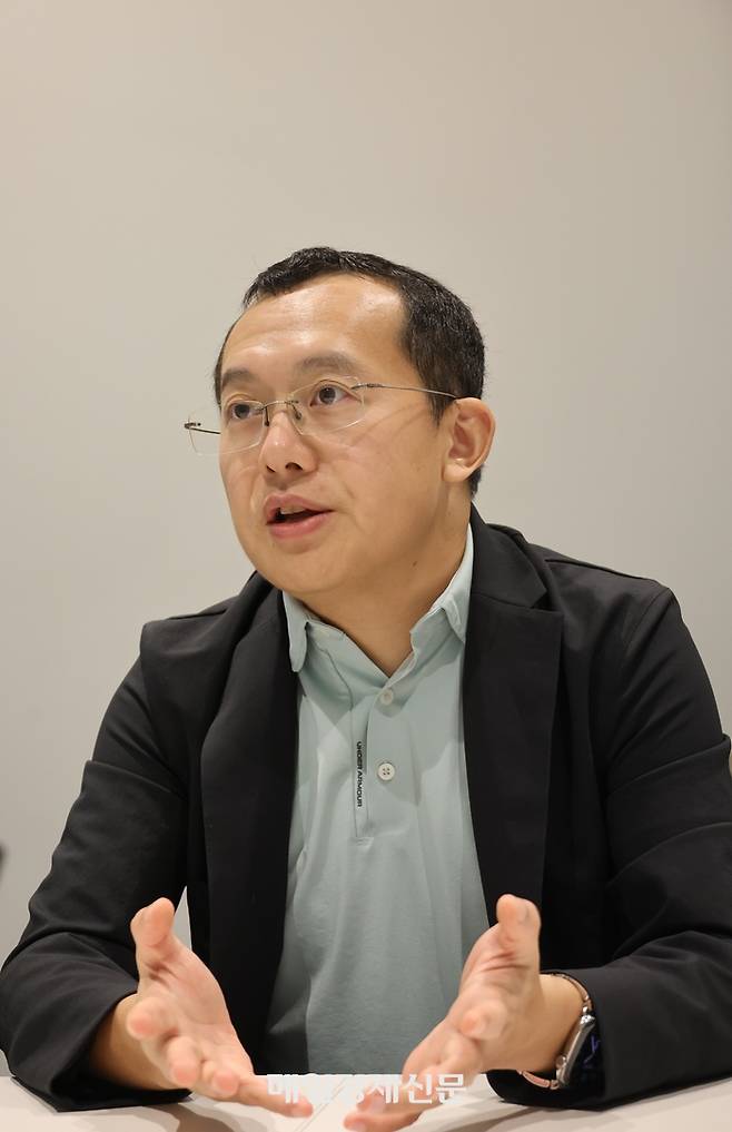 스타 쉬 OKX CEO가 4일 오후 여의도 코인원 본사에서 진행된 매일경제와의 인터뷰에서 발언하고 있다. [사진=김재훈 기자]
