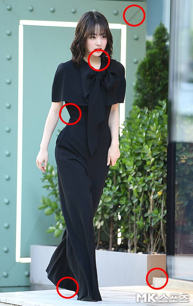 Actress Park Bo Young showed off her golden ratio body on stage at an awards show.Park Bo Young attended the 62nd Baeksang Arts Awards gala dinner photocall on May 29 afternoon in Cheongdam-dong, Gangnam-gu, Seoul, South Korea.On this day, Park Bo Young wore a ribbon-detailed top and black wide-legged pants, showing off her golden ratio figure.She accessorized with a pair of pointed-toe heels and received a flash baptism from fans and reporters.Find five other spots in Park Bo Youngs photos.Reveal the correct answer.Number two, the waistline crease.Third, the heel.Fourth, the nail on the iron gate in the upper right of the photo.Fifth, the wooden deck in the bottom right of the photo.