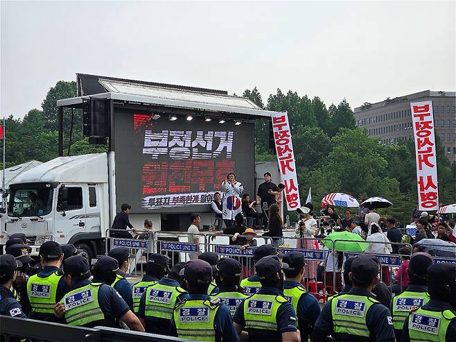 4일 오전 9시 경기도 과천시 중앙선거관리위원회 청사 앞 부정선거를 주장하는 시위대가 경찰이 대치하고 있다./ 사진 =유재희