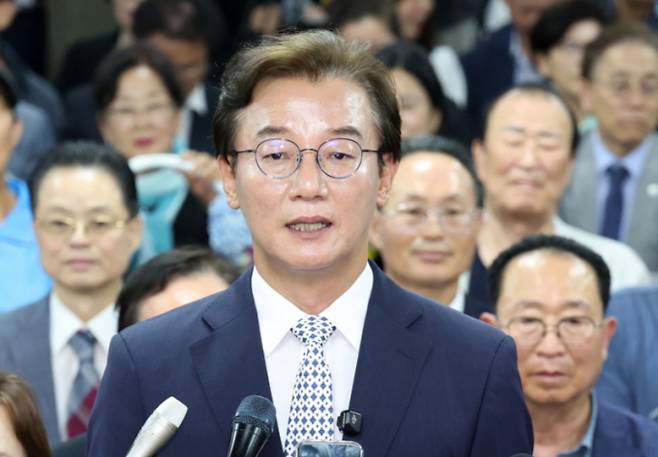 전재수 더불어민주당 부산시장 후보가 4일 새벽 부산 부산진구 자신의 선거사무소에서 제9회 전국동시지방선거 당선이 확실시 되자 소감을 전하고 있다. / 사진=뉴스1