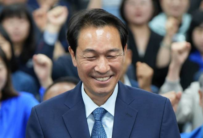 우상호 더불어민주당 강원특별자치도지사 후보가 4일 춘천시 민주당 강원도당에서 당선이 확실시되자 미소를 짓고 있다. / 사진=뉴시스