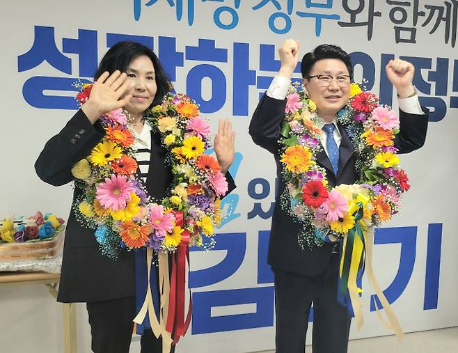 4일 오전 김원기 의정부시장 후보(오른쪽)가 당선이 확정된 뒤 지지자들의 축하를 받으며 두 손을 들어 화답하고 있다. /사진=고상규 기자