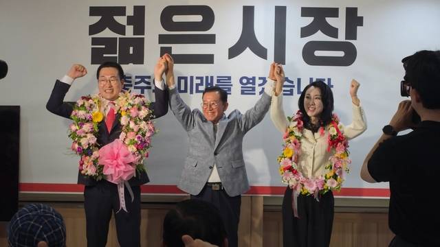 충북 충주시장 선거에서 124표차 막판 대역전극을 펼친 이동석 국민의힘 후보가 4일 오전 자신의 선거 사무소에서 환호하고 있다. 이동석 캠프 제공
