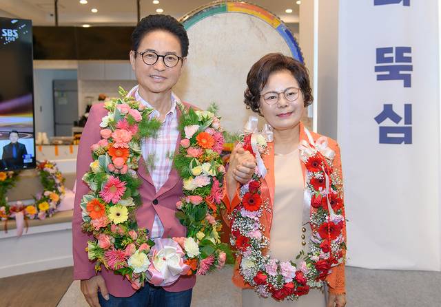 이철우 6·3 지방선거 국민의힘 경북지사 후보가 4일 오전 당선 축하 꽃다발을 목에 걸고 지지자들에게 인사하고 있다. 이철우 후보 제공. 연합뉴스